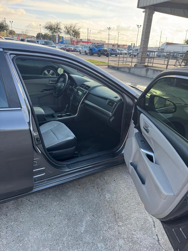 Toyota Camry Vehicle Full-screen Gallery Image 09