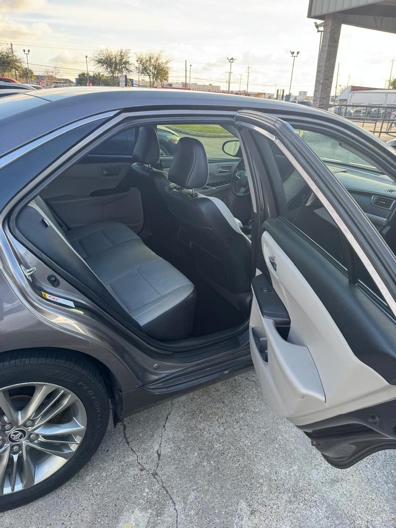 Toyota Camry Vehicle Full-screen Gallery Image 10