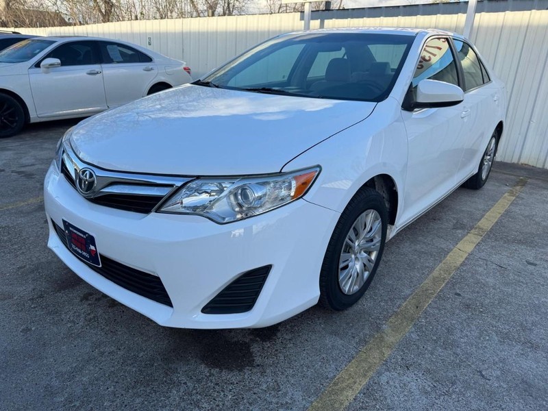 Toyota Camry Vehicle Full-screen Gallery Image 02