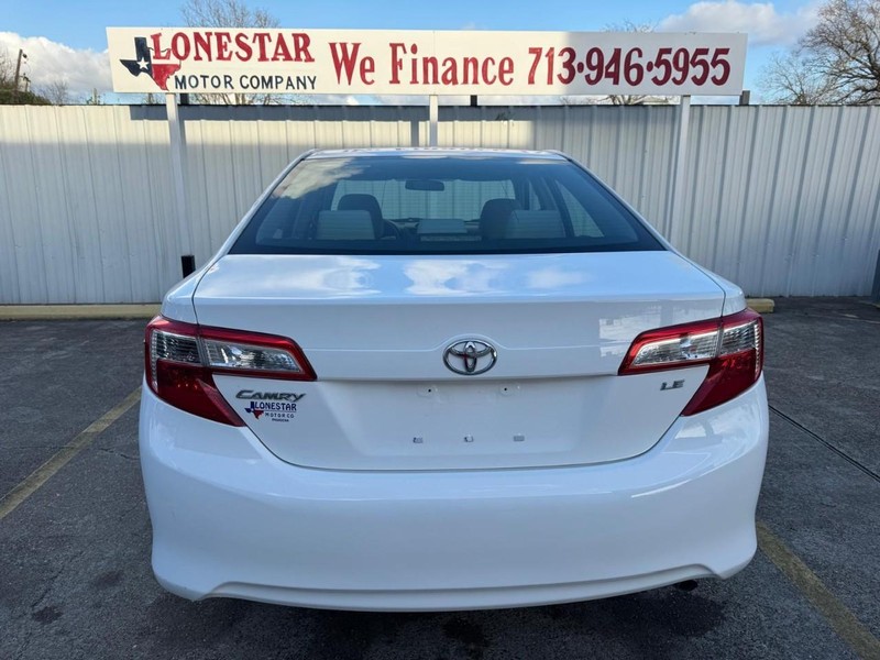 Toyota Camry Vehicle Full-screen Gallery Image 04