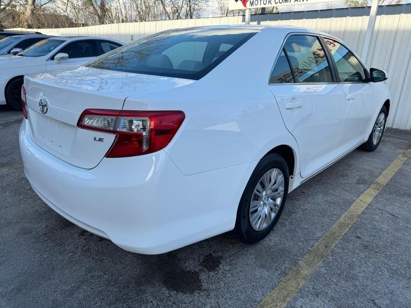 Toyota Camry Vehicle Full-screen Gallery Image 05