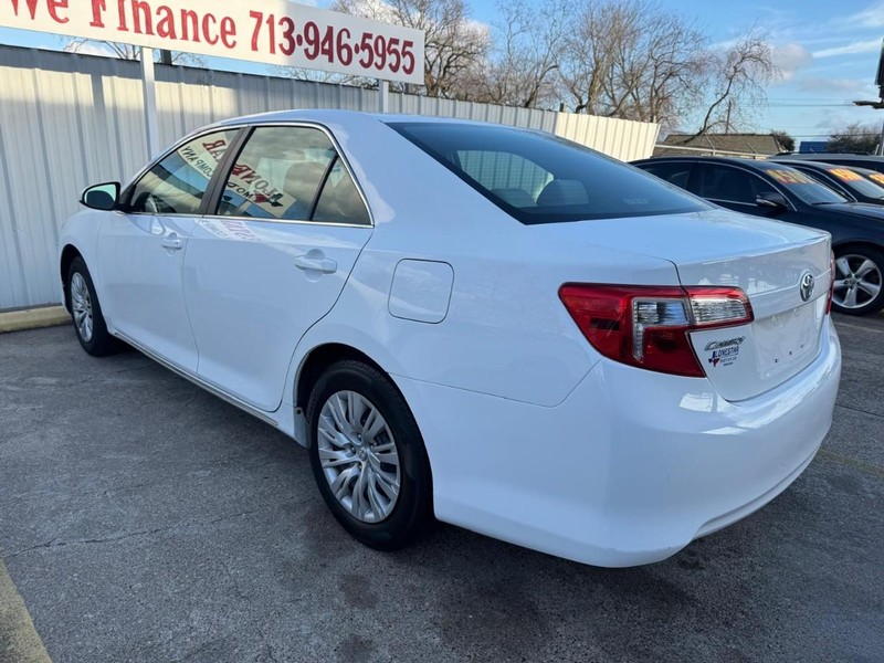 Toyota Camry Vehicle Full-screen Gallery Image 06