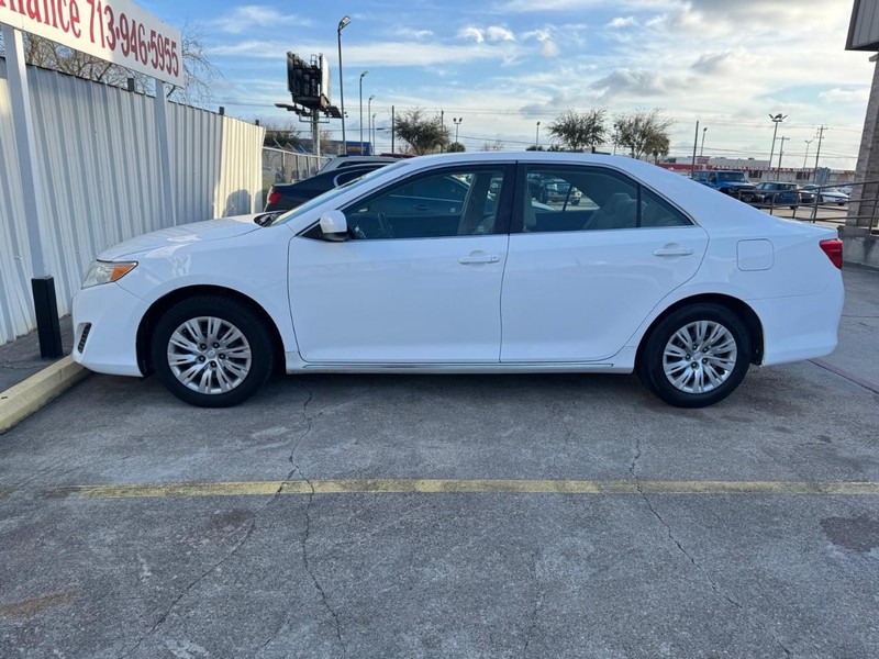 Toyota Camry Vehicle Full-screen Gallery Image 07