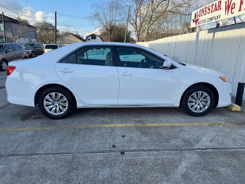 Toyota Camry Vehicle Full-screen Gallery Image 08