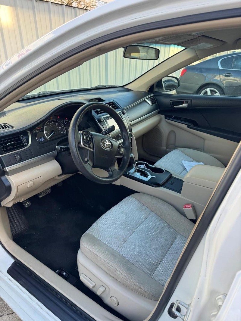 Toyota Camry Vehicle Full-screen Gallery Image 09