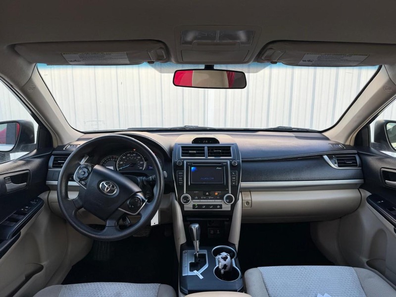 Toyota Camry Vehicle Full-screen Gallery Image 10