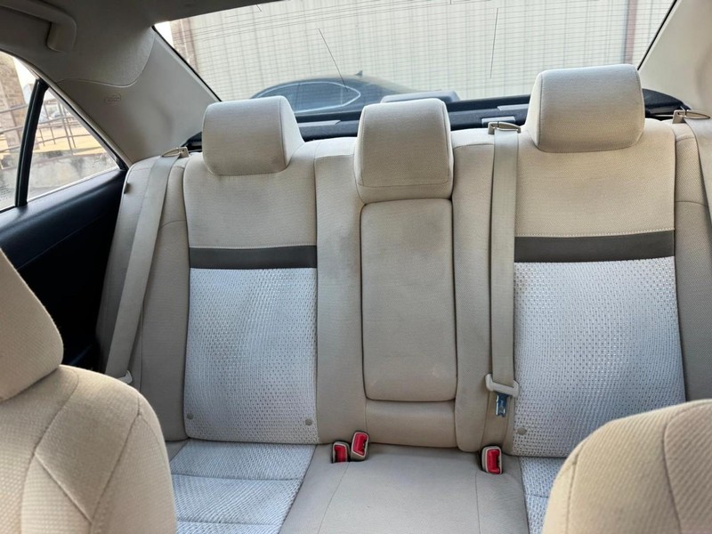 Toyota Camry Vehicle Full-screen Gallery Image 11