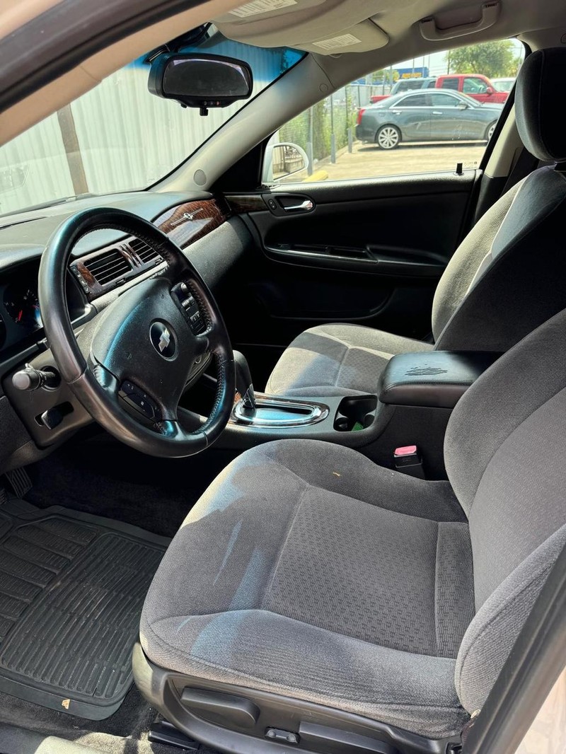 Chevrolet Impala Vehicle Full-screen Gallery Image 08
