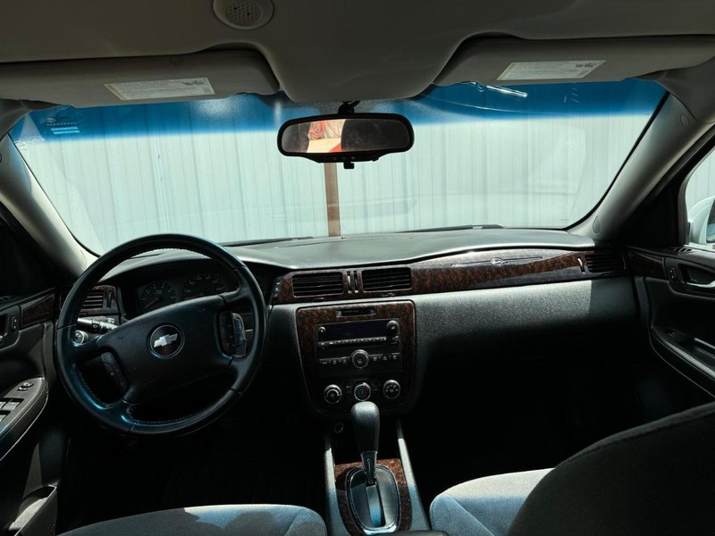 Chevrolet Impala Vehicle Full-screen Gallery Image 09