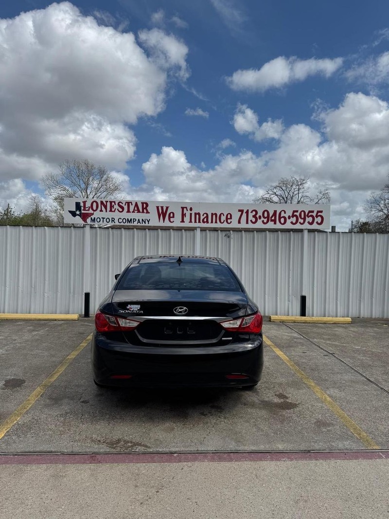 Hyundai Sonata Vehicle Full-screen Gallery Image 04