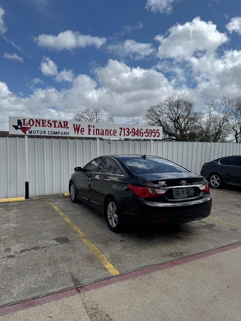 Hyundai Sonata Vehicle Full-screen Gallery Image 05