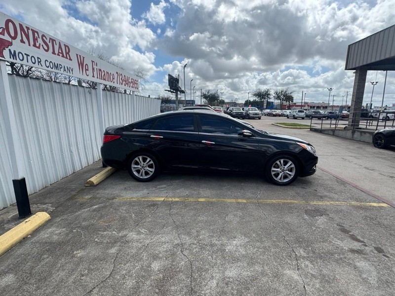 Hyundai Sonata Vehicle Full-screen Gallery Image 07