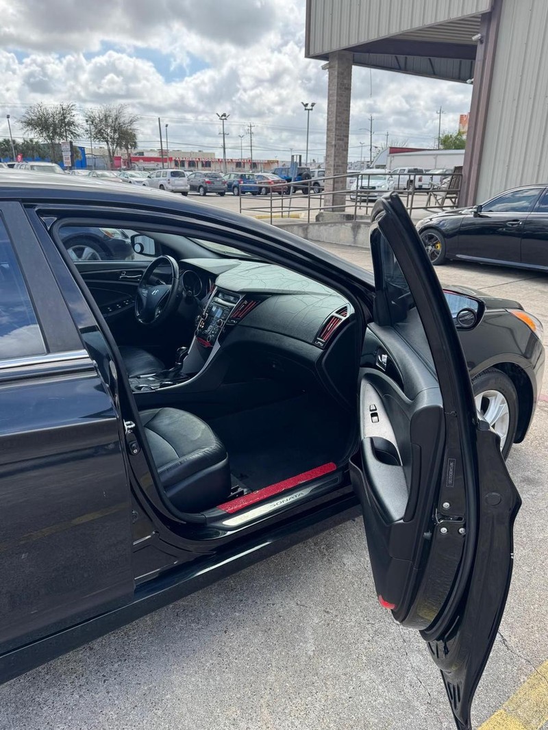 Hyundai Sonata Vehicle Full-screen Gallery Image 09