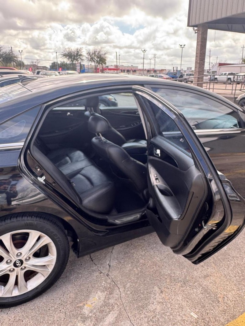 Hyundai Sonata Vehicle Full-screen Gallery Image 10