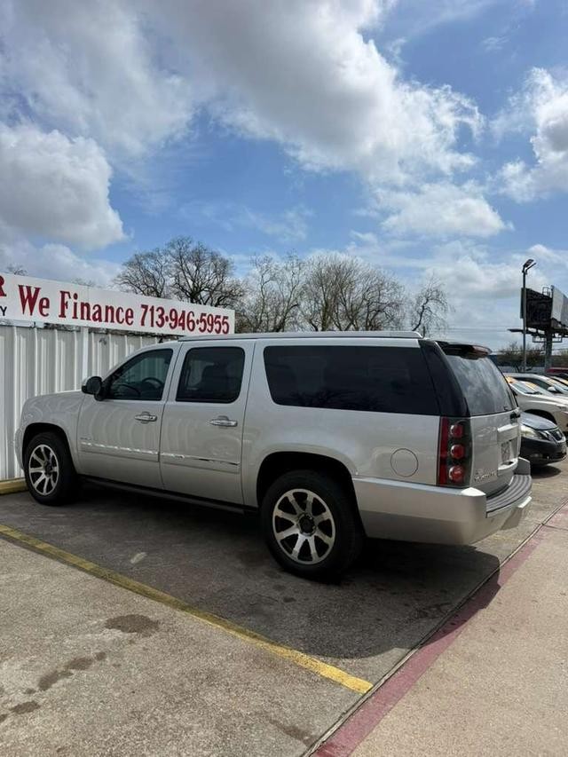 GMC Yukon XL Vehicle Full-screen Gallery Image 05