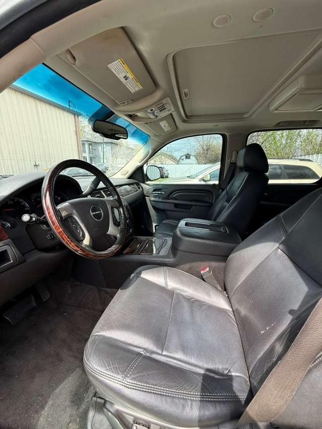 GMC Yukon XL Vehicle Full-screen Gallery Image 07