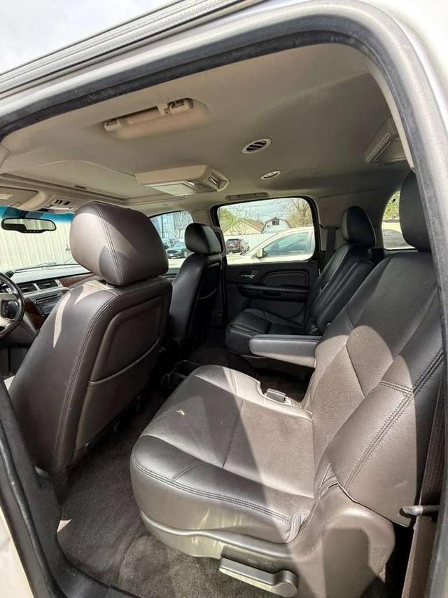 GMC Yukon XL Vehicle Full-screen Gallery Image 08