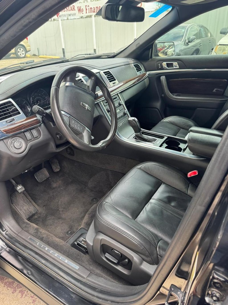 Lincoln MKS Vehicle Full-screen Gallery Image 09