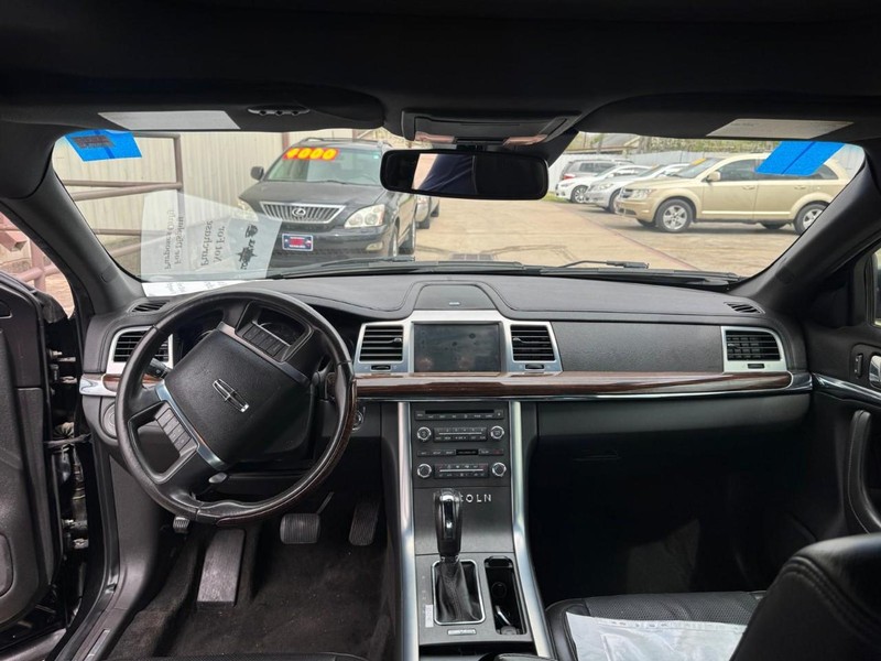 Lincoln MKS Vehicle Full-screen Gallery Image 10