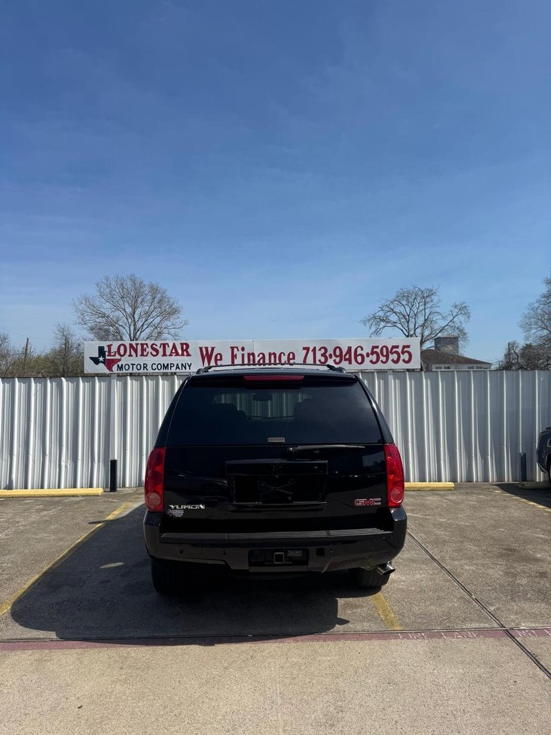 GMC Yukon Vehicle Full-screen Gallery Image 04