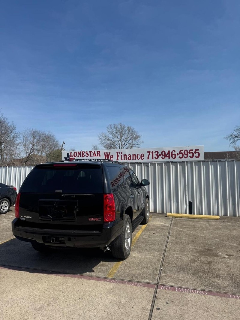 GMC Yukon Vehicle Full-screen Gallery Image 06