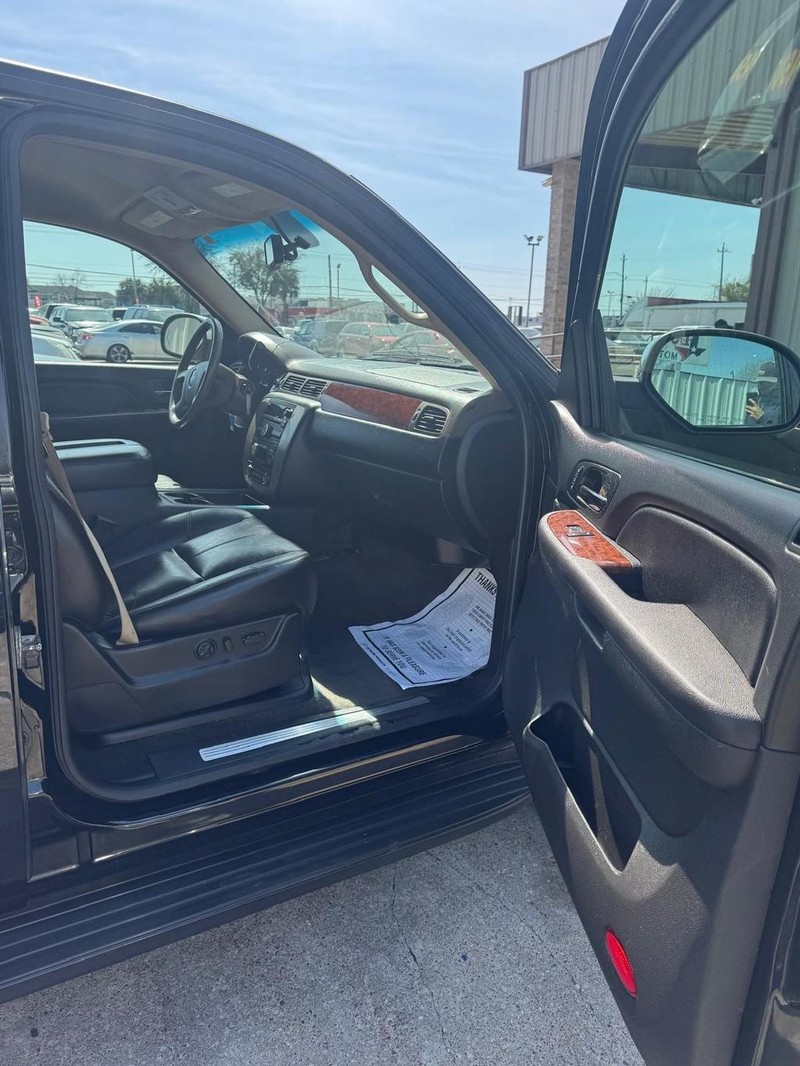 GMC Yukon Vehicle Full-screen Gallery Image 09