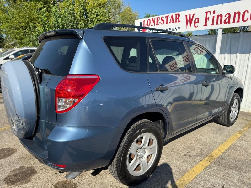 Toyota RAV4 Vehicle Full-screen Gallery Image 05