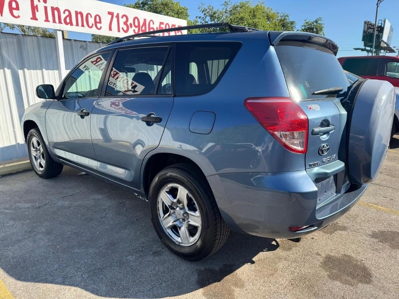 Toyota RAV4 Vehicle Full-screen Gallery Image 06