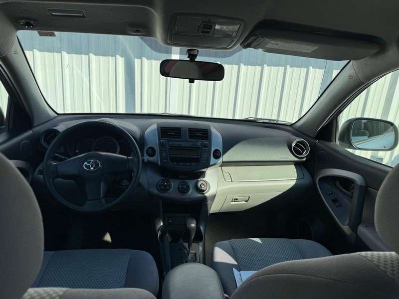 Toyota RAV4 Vehicle Full-screen Gallery Image 09