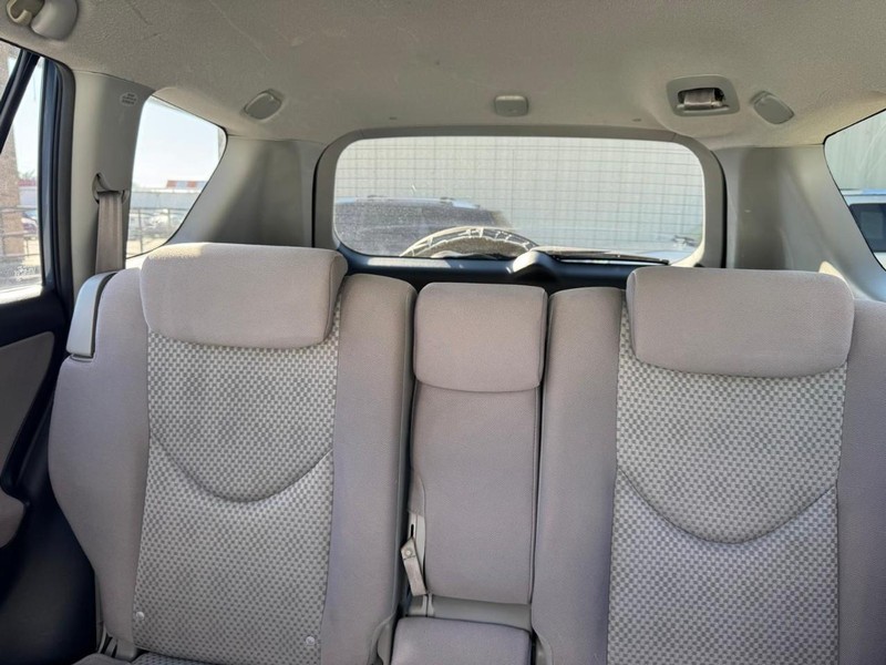 Toyota RAV4 Vehicle Full-screen Gallery Image 10