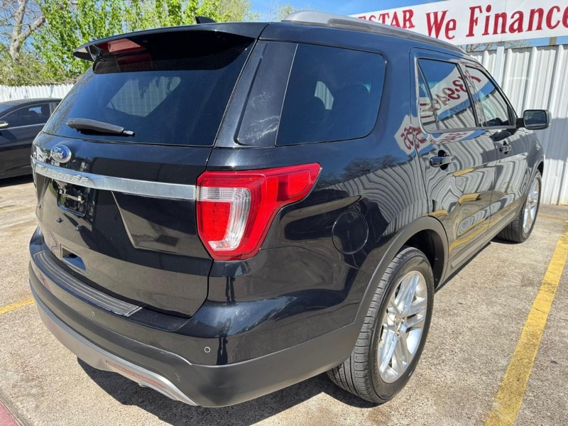 Ford Explorer Vehicle Full-screen Gallery Image 06