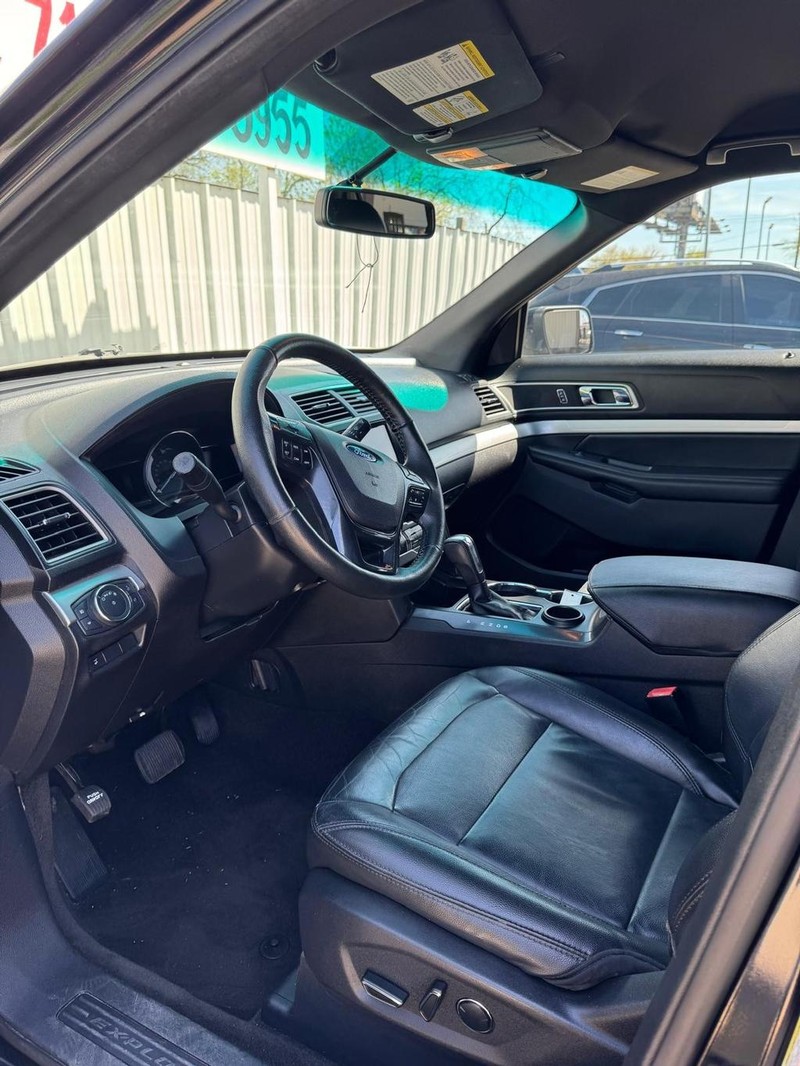 Ford Explorer Vehicle Full-screen Gallery Image 09