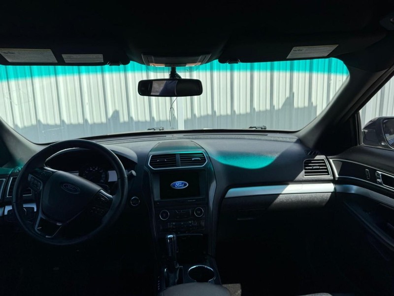 Ford Explorer Vehicle Full-screen Gallery Image 10