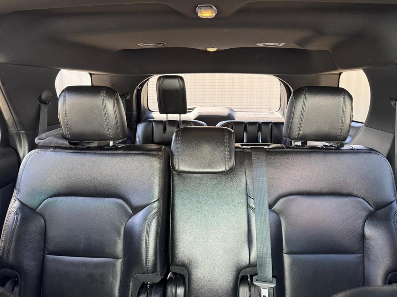 Ford Explorer Vehicle Full-screen Gallery Image 11