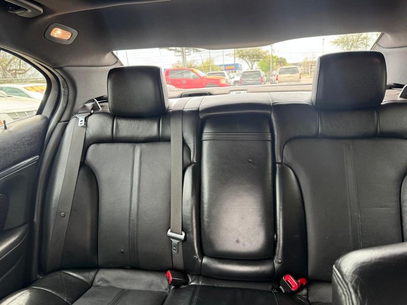 Buick LaCrosse Vehicle Full-screen Gallery Image 11