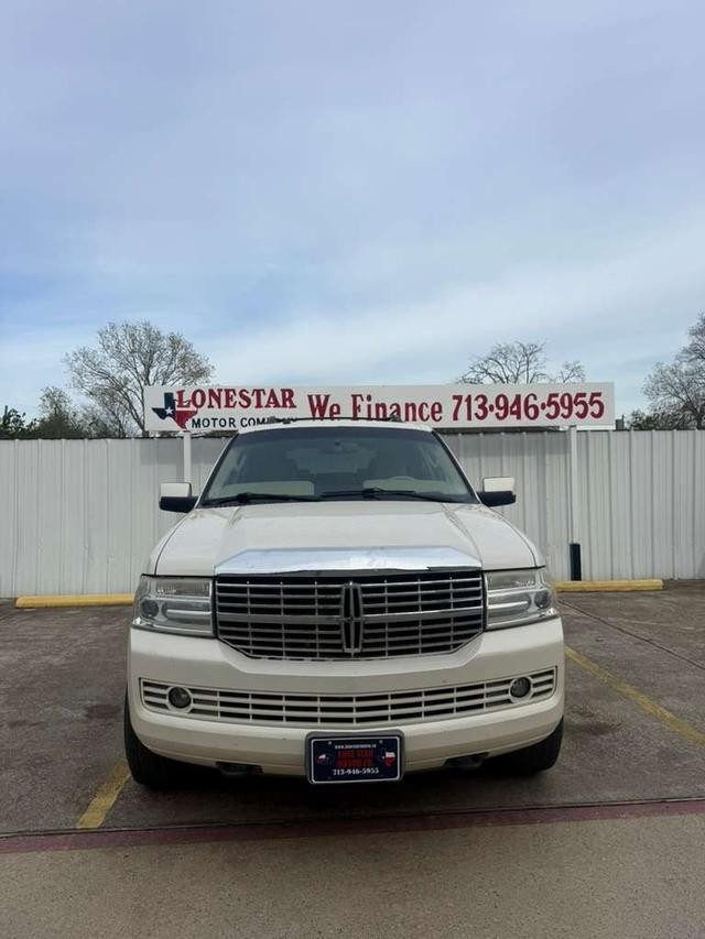 Lincoln Navigator Vehicle Full-screen Gallery Image 03
