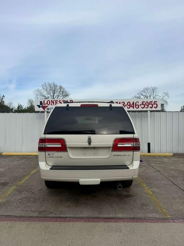 Lincoln Navigator Vehicle Full-screen Gallery Image 04