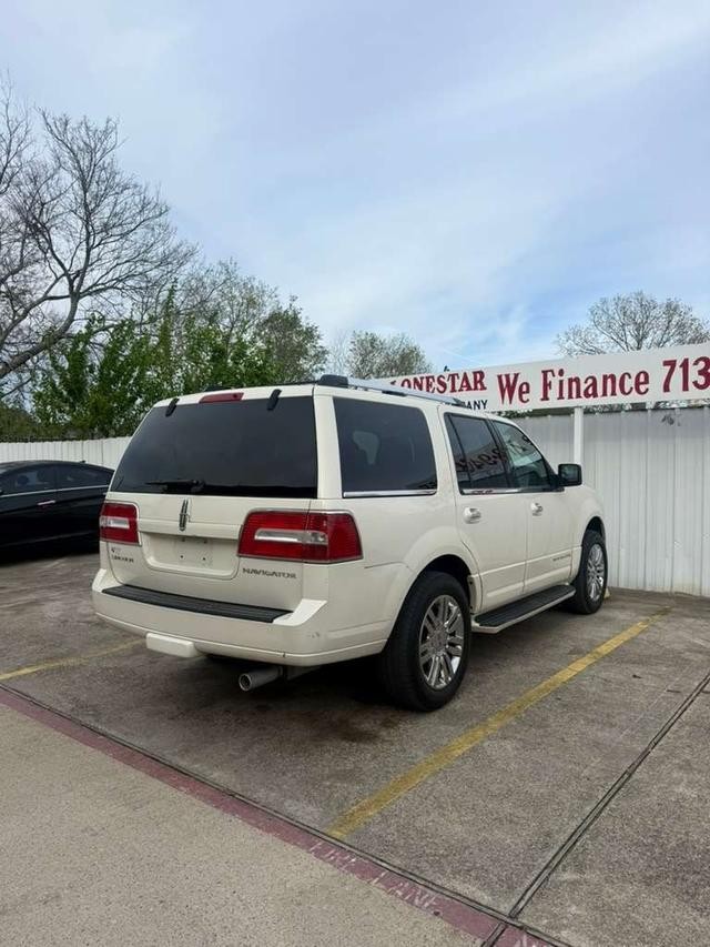 Lincoln Navigator Vehicle Full-screen Gallery Image 05