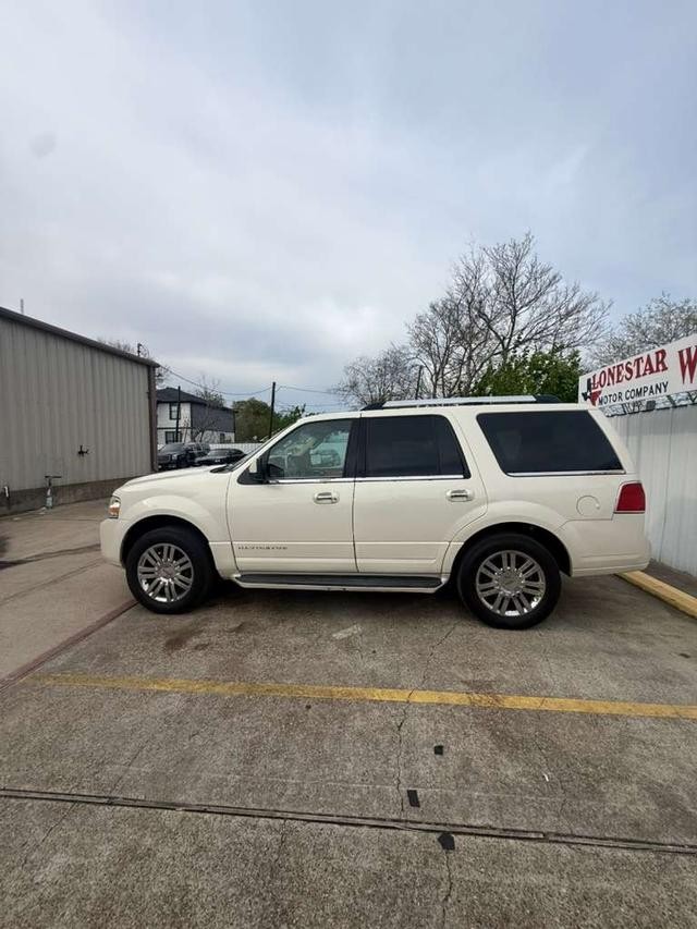 Lincoln Navigator Vehicle Full-screen Gallery Image 07