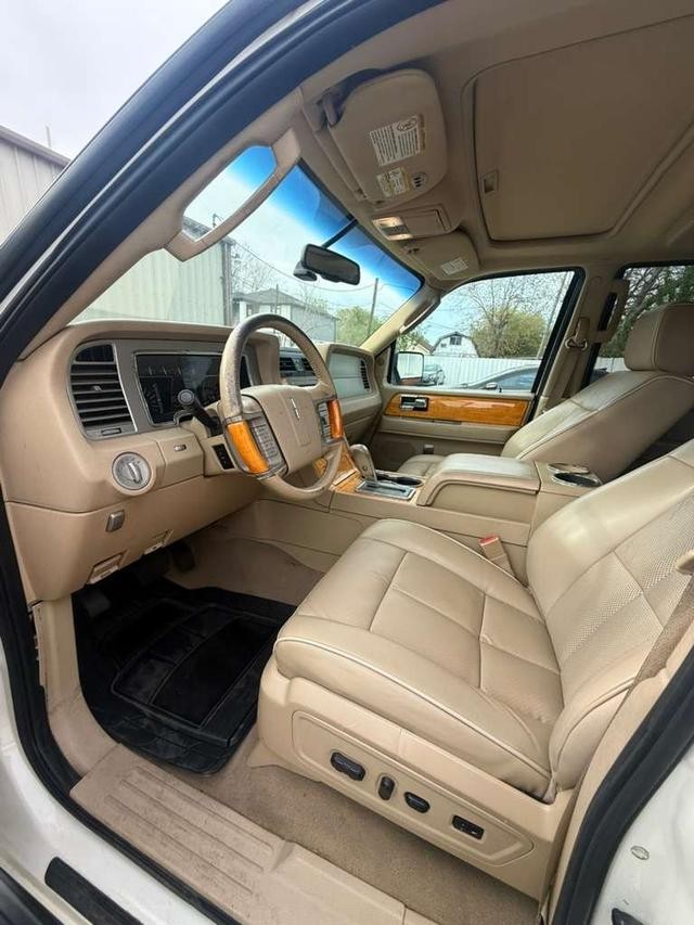 Lincoln Navigator Vehicle Full-screen Gallery Image 09
