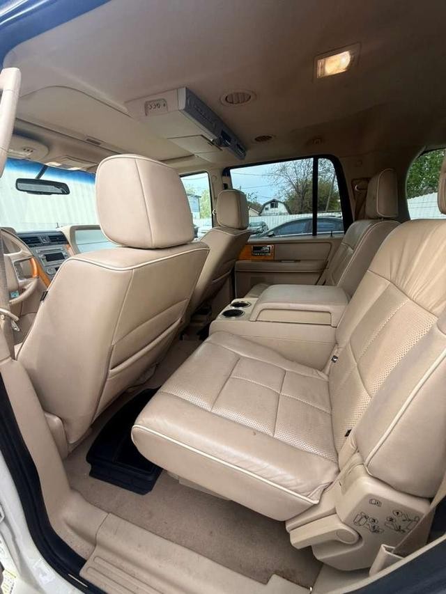 Lincoln Navigator Vehicle Full-screen Gallery Image 10