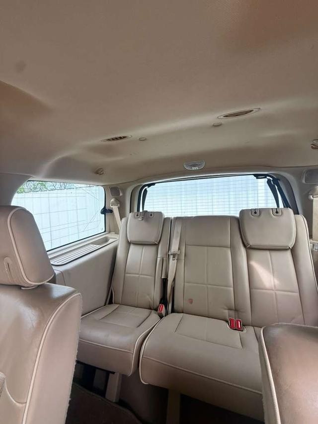 Lincoln Navigator Vehicle Full-screen Gallery Image 11