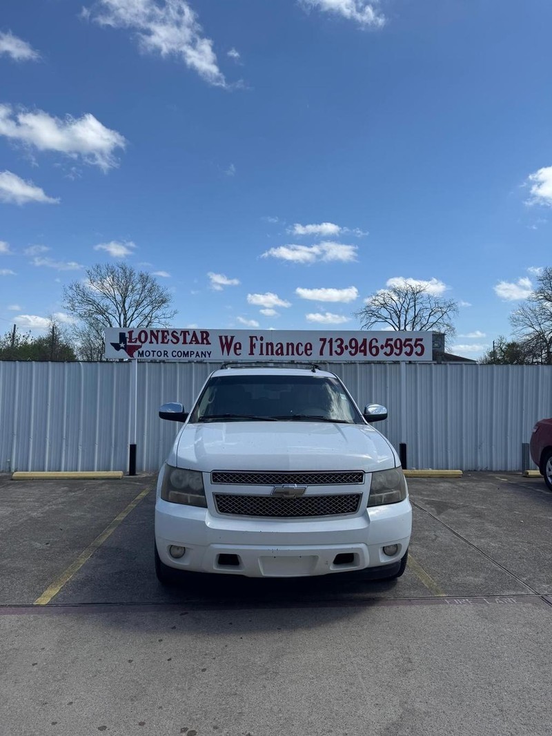 Chevrolet Suburban Vehicle Full-screen Gallery Image 03