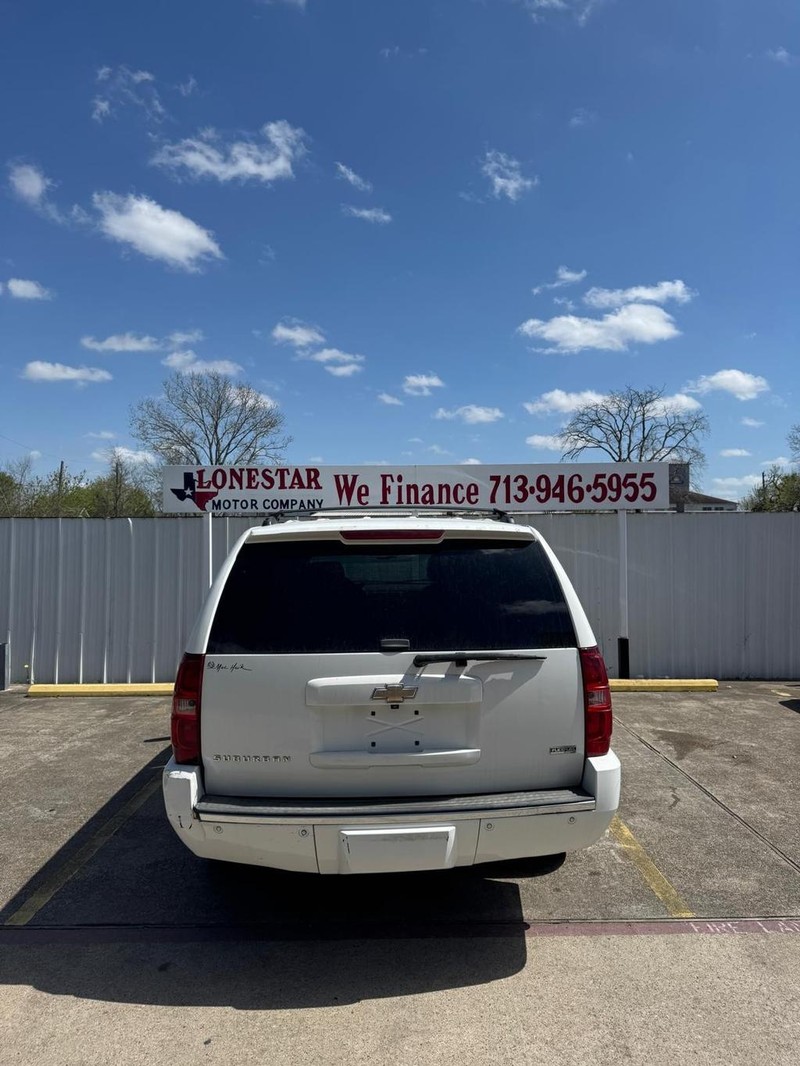 Chevrolet Suburban Vehicle Full-screen Gallery Image 04