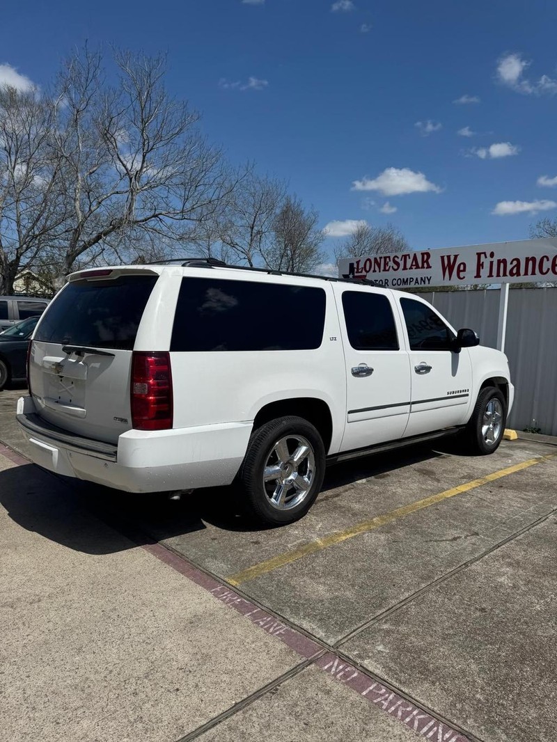 Chevrolet Suburban Vehicle Full-screen Gallery Image 05