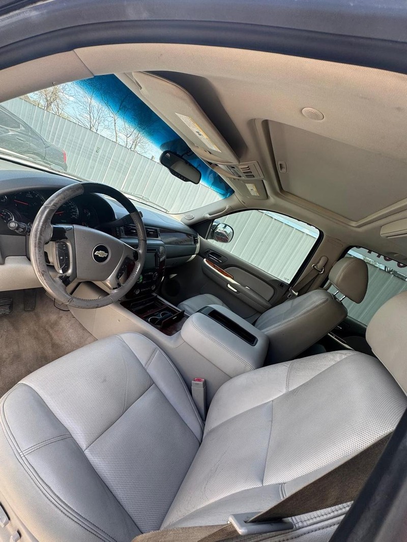 Chevrolet Suburban Vehicle Full-screen Gallery Image 08