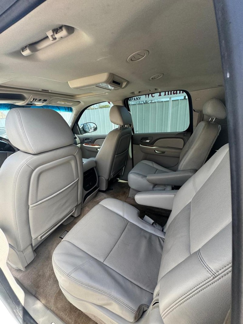 Chevrolet Suburban Vehicle Full-screen Gallery Image 09