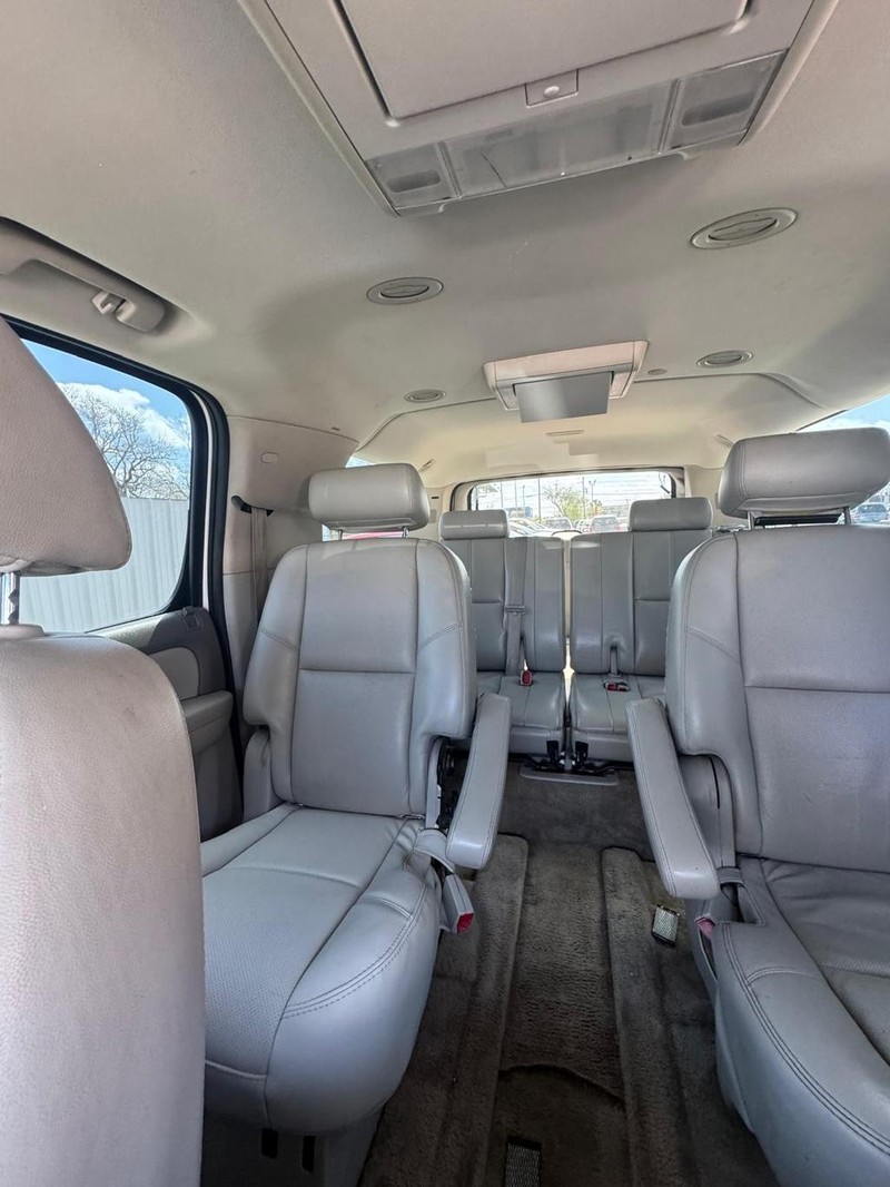 Chevrolet Suburban Vehicle Full-screen Gallery Image 10