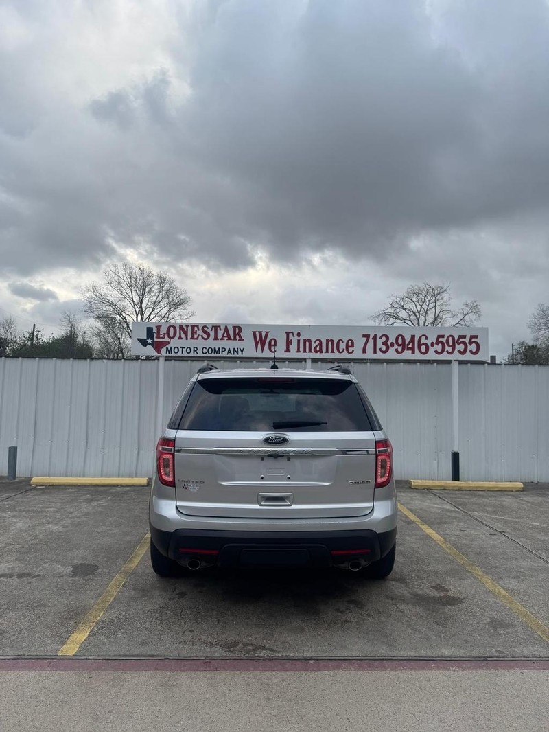 Ford Explorer Vehicle Full-screen Gallery Image 04