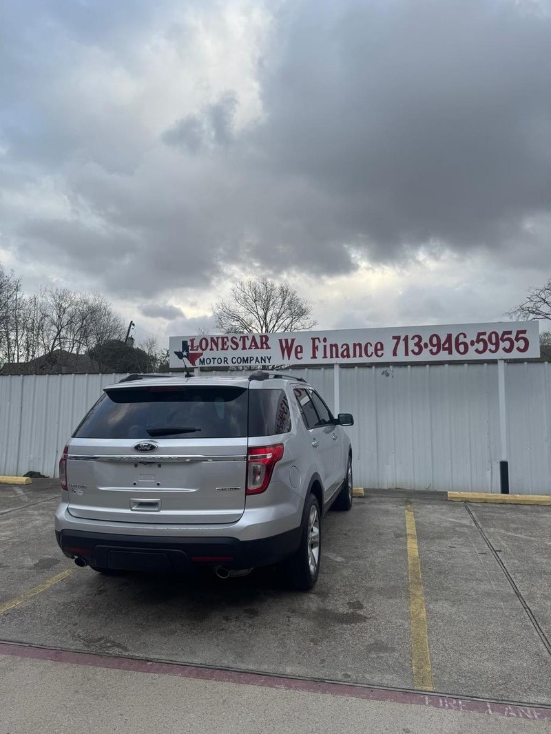 Ford Explorer Vehicle Full-screen Gallery Image 05